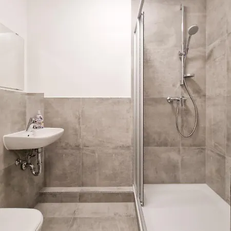 Tolstov - With 3 - 15 Min Messe Dus & 10 Min Old Town Dus Appartement Düsseldorf