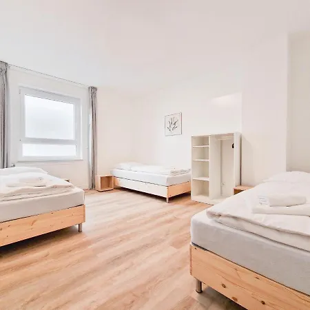 Tolstov - With 3 - 15 Min Messe Dus & 10 Min Old Town Dus Düsseldorf