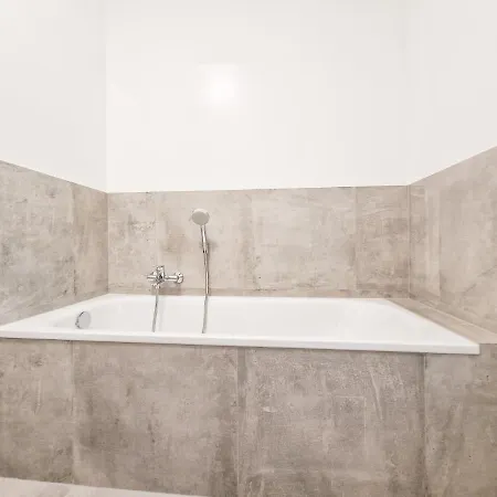 Raj Living - With 3 - 15 Min Messe Dus & 10 Min Old Town Dus *