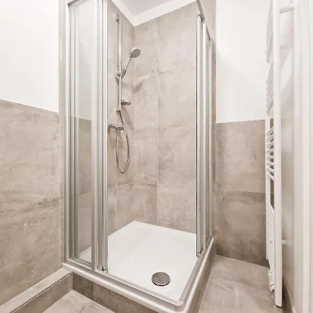 Raj Living - With 3 - 15 Min Messe Dus & 10 Min Old Town Dus *