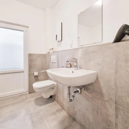 Raj Living - With 3 - 15 Min Messe Dus & 10 Min Old Town Dus *