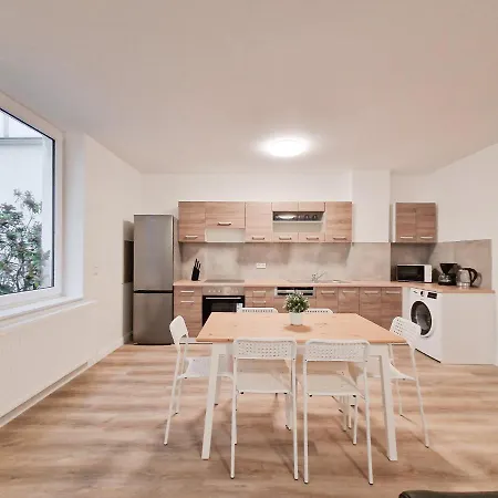 Raj Living - With 3 - 15 Min Messe Dus & 10 Min Old Town Dus