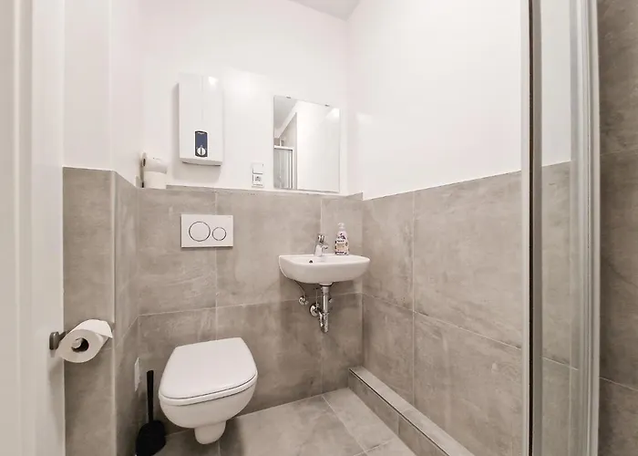 Tolstov - With 3 - 15 Min Messe Dus & 10 Min Old Town Dus * Düsseldorf