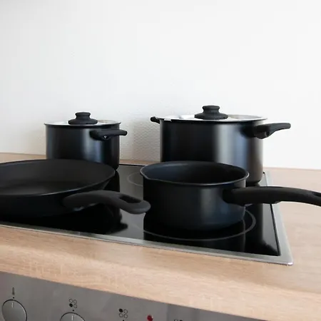 Tolstov - With 3 - 15 Min Messe Dus & 10 Min Old Town Dus * 뒤셀도르프