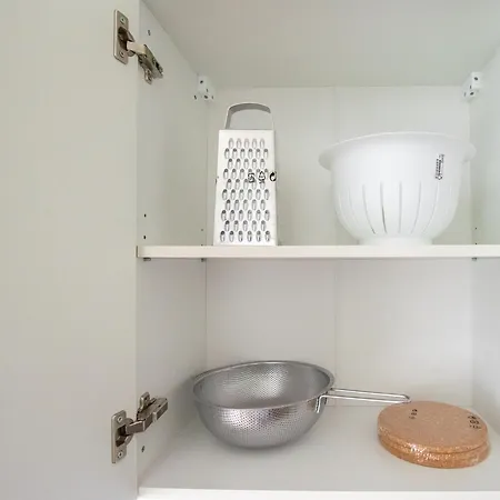 Tolstov - With 3 - 15 Min Messe Dus & 10 Min Old Town Dus * Düsseldorf