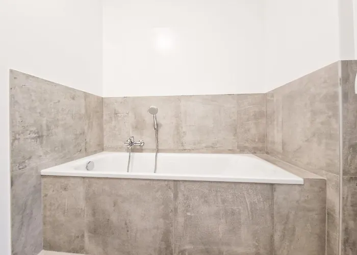 Tolstov - With 3 - 15 Min Messe Dus & 10 Min Old Town Dus *