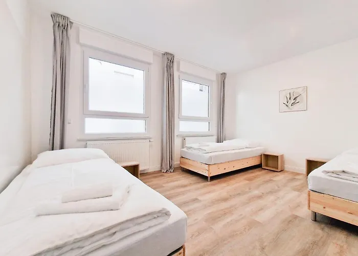 Tolstov - With 3 - 15 Min Messe Dus & 10 Min Old Town Dus デュッセルドルフ