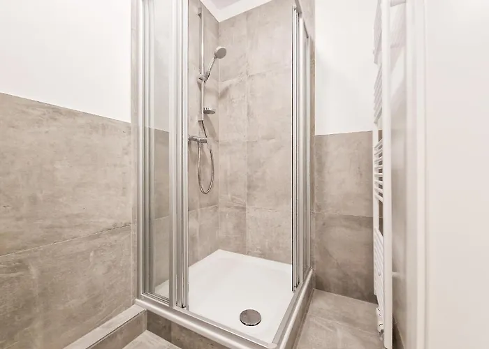 Tolstov - With 3 - 15 Min Messe Dus & 10 Min Old Town Dus *