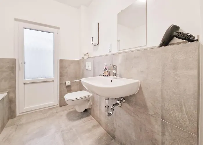 Tolstov - With 3 - 15 Min Messe Dus & 10 Min Old Town Dus *