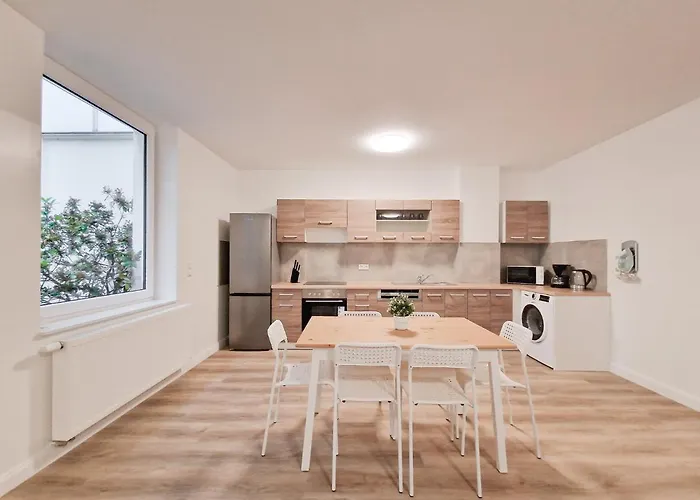 Tolstov - With 3 - 15 Min Messe Dus & 10 Min Old Town Dus