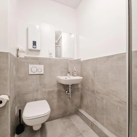 Tolstov - With 3 - 15 Min Messe Dus & 10 Min Old Town Dus * Ντίσελντορφ